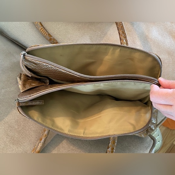 Danier Leather Purse - Picture 5 of 9